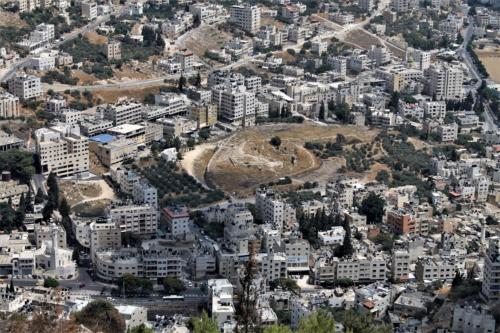 Tel Balata - biblijne Sychem, otoczone współczesnym miastem Nablus