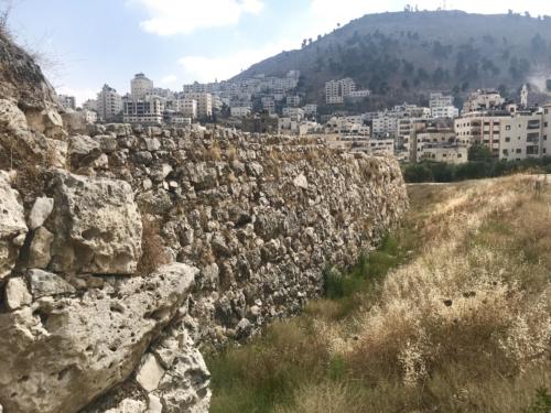 Tel Balata - biblijne Sychem, w tle Góra Garizim